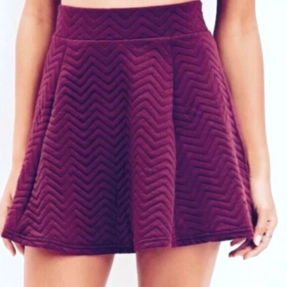 Quilted Stunning Burgundy High Waisted A-line Mini Skirt Y2K size small - Picture 1 of 4